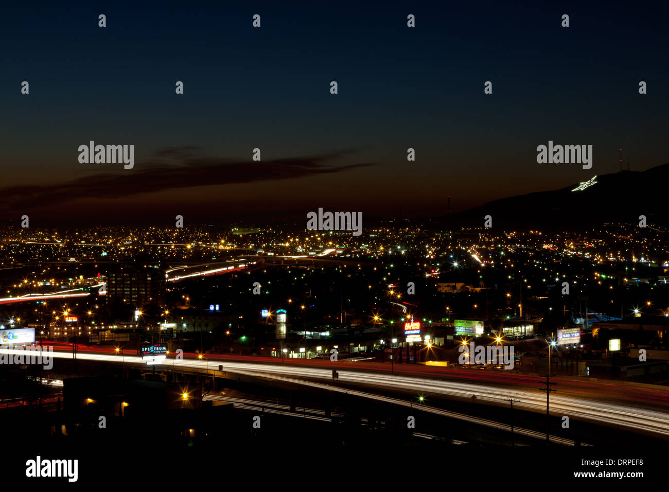 Vista di El Paso, TX dalla parte superiore di un edificio per uffici. Interstate 95 il traffico e la stella sulla montagna può essere visto Foto Stock