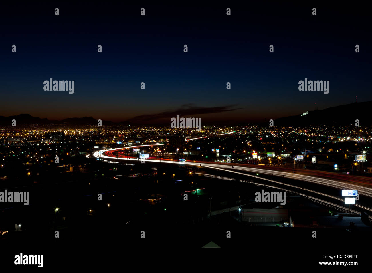 Vista di El Paso, TX dalla parte superiore di un edificio per uffici. Interstate 95 il traffico nel centro Foto Stock