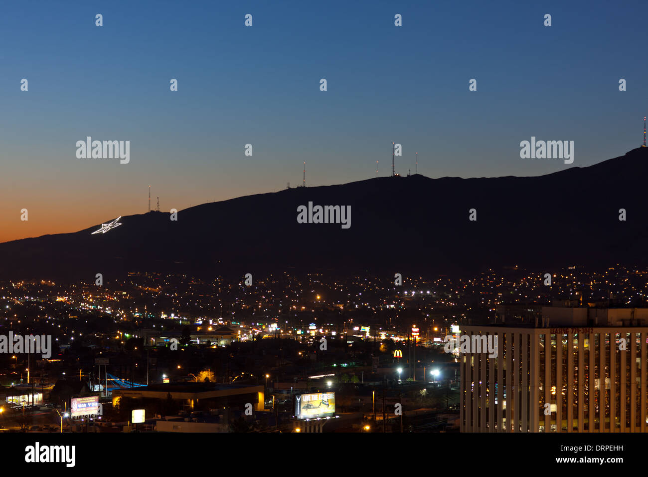 Vista di El Paso, TX dalla parte superiore di un edificio per uffici. La stella in montagna può essere visto Foto Stock