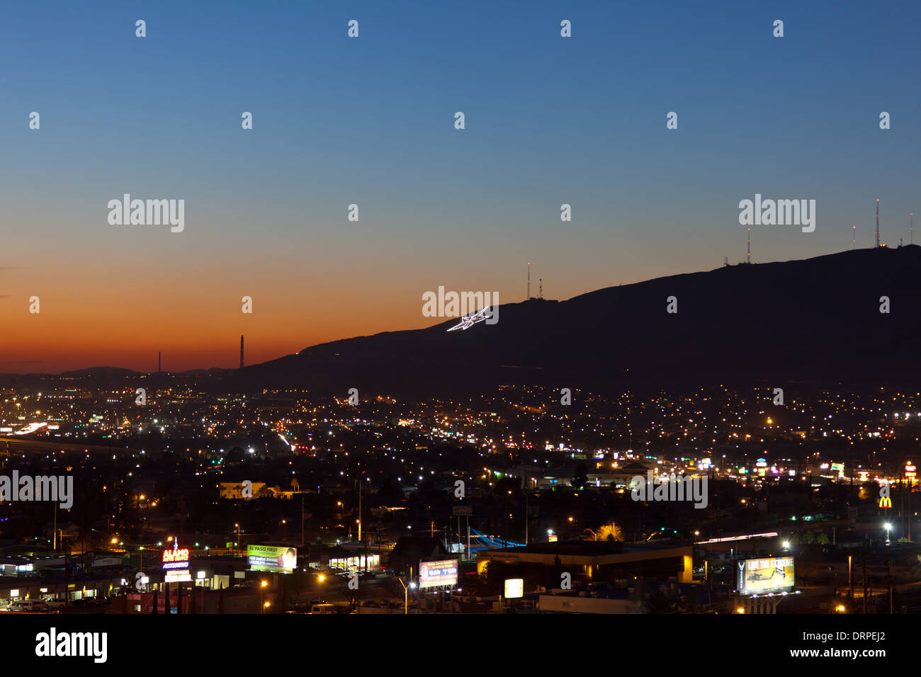 Vista di El Paso, TX dalla parte superiore di un edificio per uffici. La stella in montagna può essere visto Foto Stock