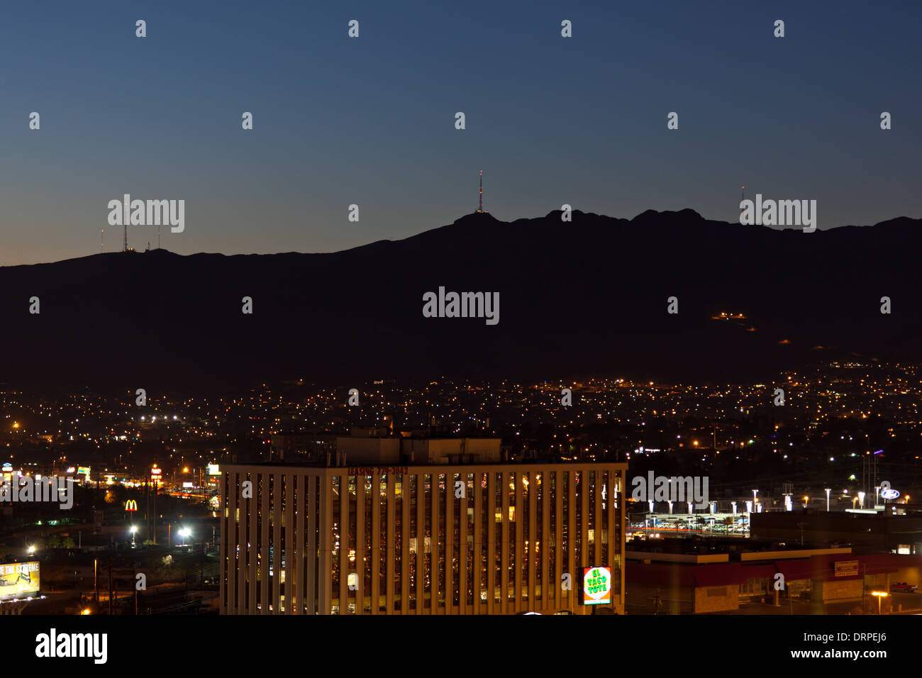 Vista di El Paso, TX dalla parte superiore di un edificio per uffici. Foto Stock