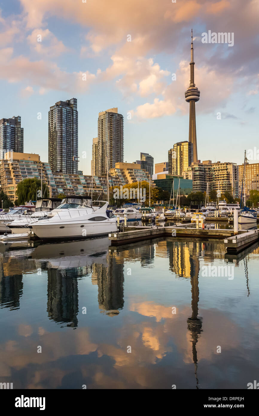Una vista di Toronto dal vicino al porto, mostrando la CN Tower, barche e grattacieli Foto Stock