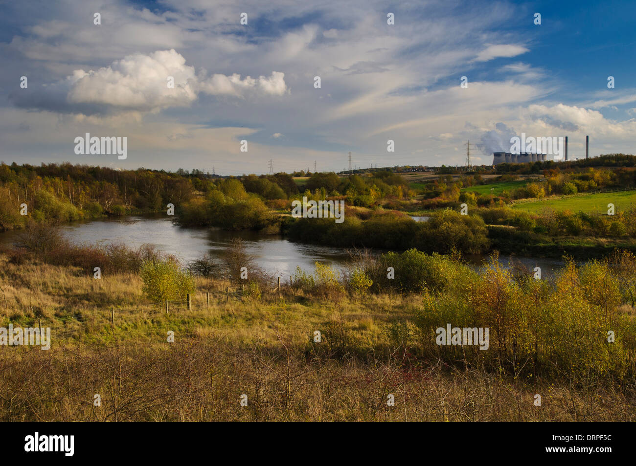 Una vista del fiume Aire con il Ferrybridge Power Station in Brotherton in background, come si vede dalla RSPB Fairburn Ings Foto Stock