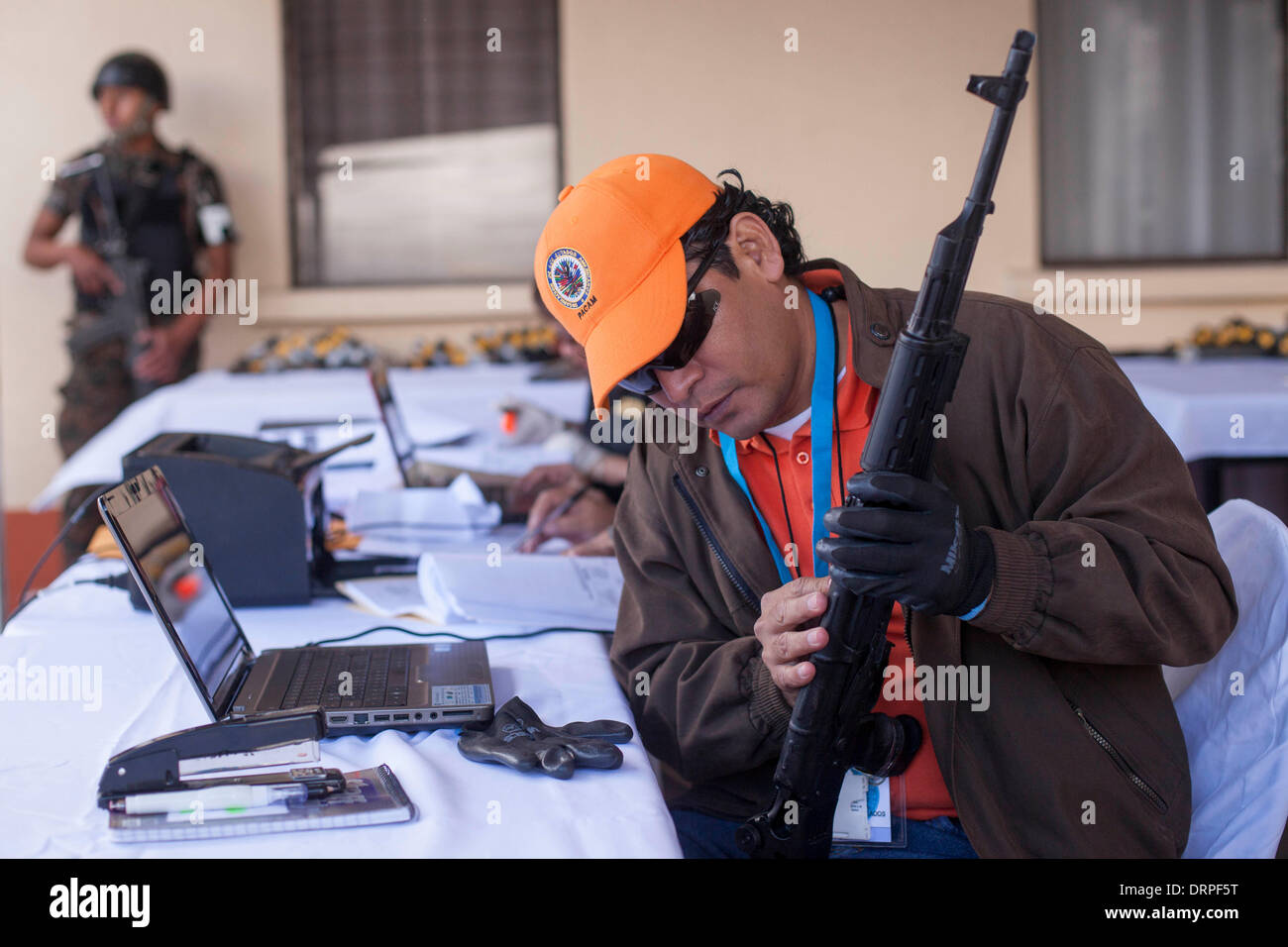 Città del Guatemala (Guatemala). 30 gen 2014. Un lavoratore dell'Organizzazione degli Stati americani (OSA), controlli un'arma durante la distruzione di 96 armi confiscate in atti criminali, presso la sede della direzione generale per il controllo delle armi e munizioni (DIGECAM, per il suo acronimo in spagnolo) del Guatemala Army, a Città del Guatemala, capitale del Guatemala, Gennaio 30, 2014. © Luis Echeverria/Xinhua/Alamy Live News Foto Stock