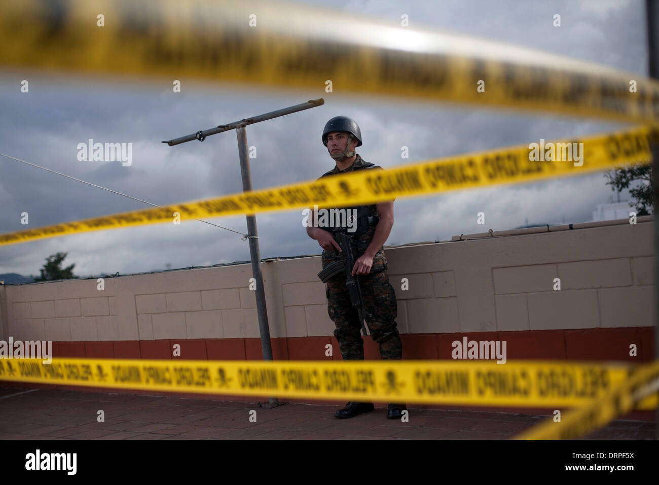 Città del Guatemala (Guatemala). 30 gen 2014. Un soldato sta di guardia nel sito della distruzione di 96 armi confiscate in atti criminali, presso la sede della direzione generale per il controllo delle armi e munizioni (DIGECAM, per il suo acronimo in spagnolo) del Guatemala Army, a Città del Guatemala, capitale del Guatemala, Gennaio 30, 2014. © Luis Echeverria/Xinhua/Alamy Live News Foto Stock