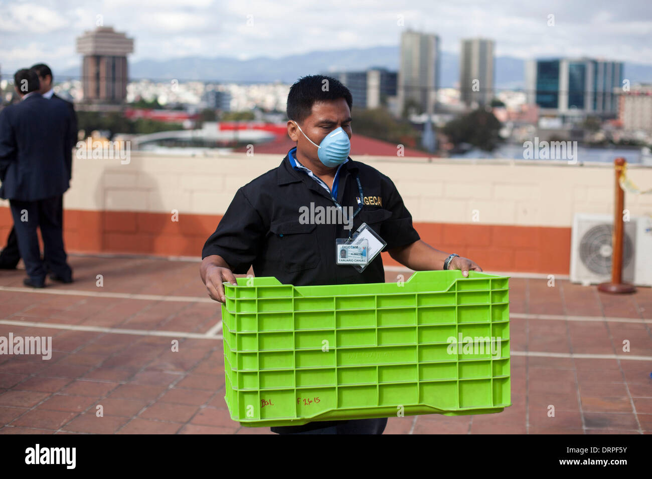 Città del Guatemala (Guatemala). 30 gen 2014. Un lavoratore partecipa alla distruzione di 96 armi confiscate in atti criminali, presso la sede della direzione generale per il controllo delle armi e munizioni (DIGECAM, per il suo acronimo in spagnolo) del Guatemala Army, a Città del Guatemala, capitale del Guatemala, Gennaio 30, 2014. © Luis Echeverria/Xinhua/Alamy Live News Foto Stock