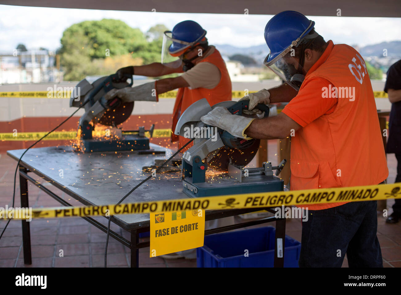 Città del Guatemala (Guatemala). 30 gen 2014. La gente a prendere parte alla distruzione di 96 armi confiscate in atti criminali, presso la sede della direzione generale per il controllo delle armi e munizioni (DIGECAM, per il suo acronimo in spagnolo) del Guatemala Army, a Città del Guatemala, capitale del Guatemala, Gennaio 30, 2014. © Luis Echeverria/Xinhua/Alamy Live News Foto Stock