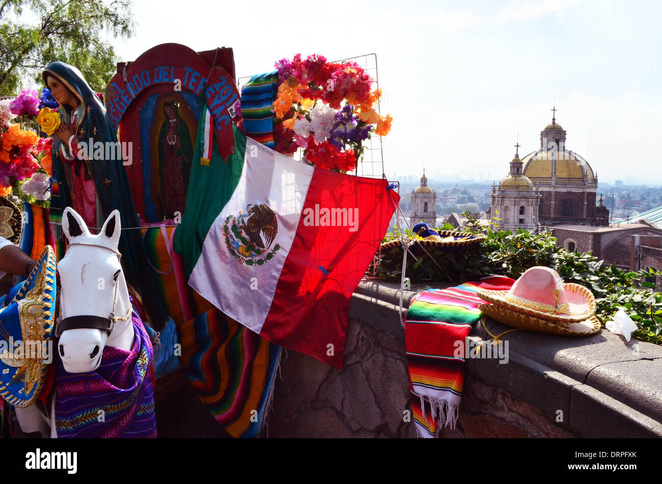 Bandiera del Messico, sulla collina di Tepeyac, Basilica di Guadalupe, cavallo di legno, set di fotografia Foto Stock
