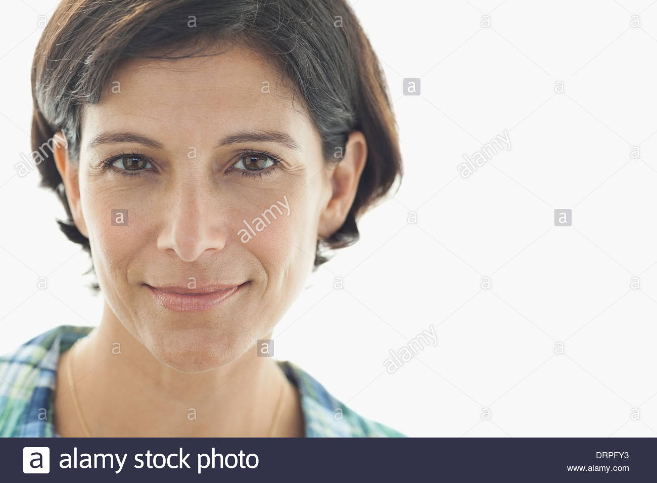 Close-up ritratto di donna bella contro uno sfondo bianco Foto Stock