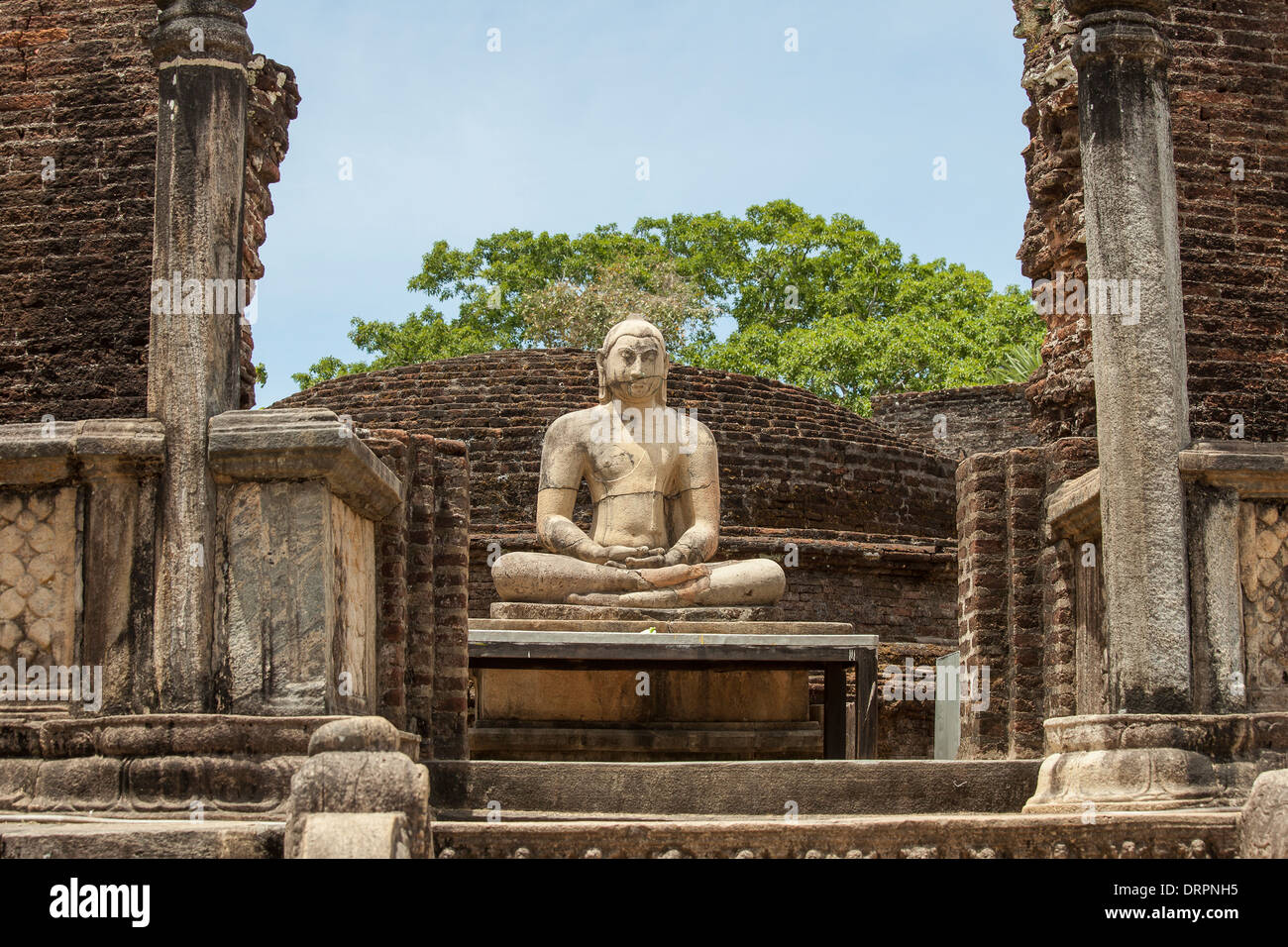 Statua del Buddha vicino fino in Vatadage, antica città di Polonnaruwa Foto Stock