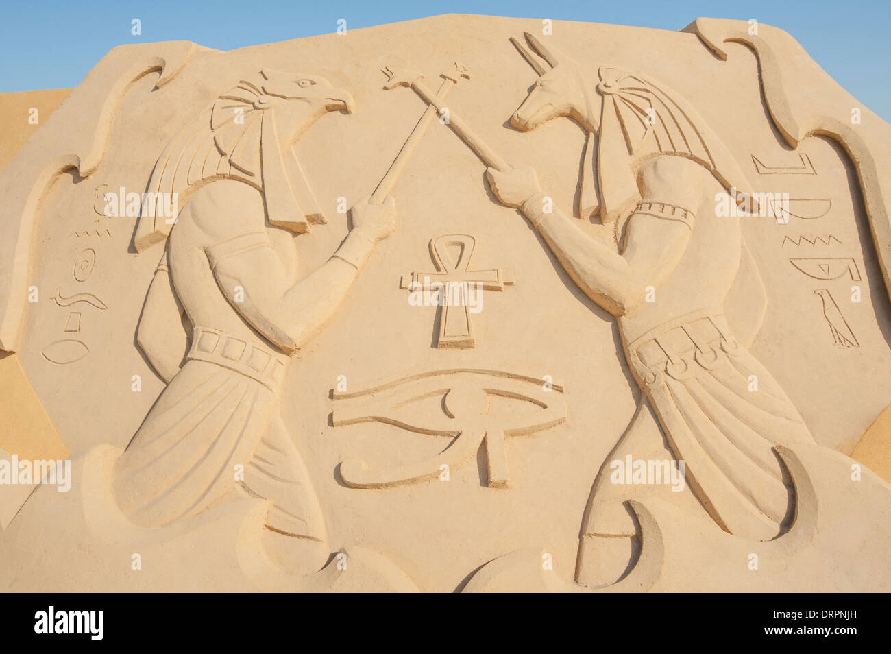 Grande la scultura di sabbia statua del geroglifico egizio incisioni di antico tempio di Luxor a sand city theme park Foto Stock