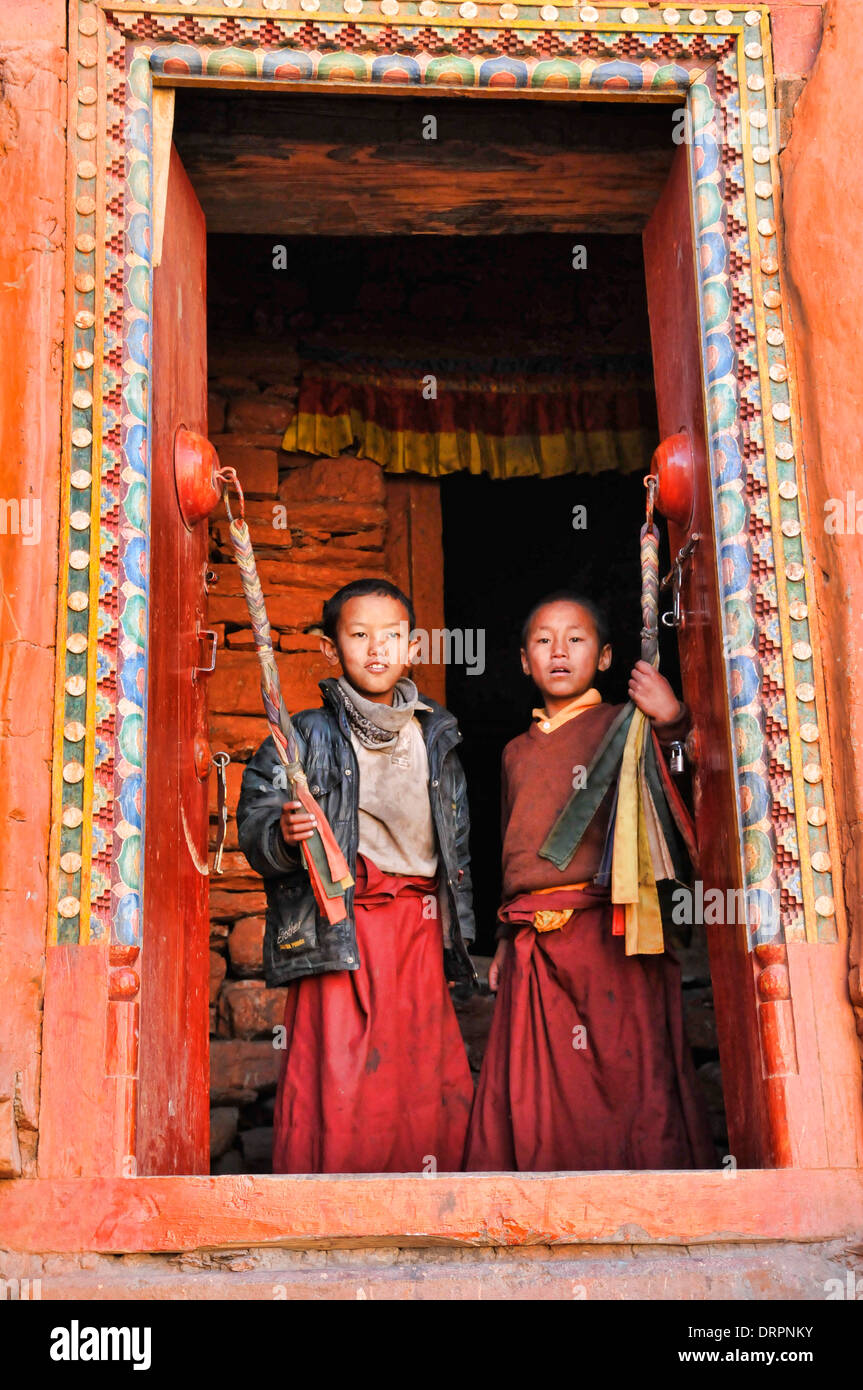 I giovani monaci tibetani nel villaggio di Kagbeni nel regno del Mustang nella regione di Annapurna del Nepal Foto Stock