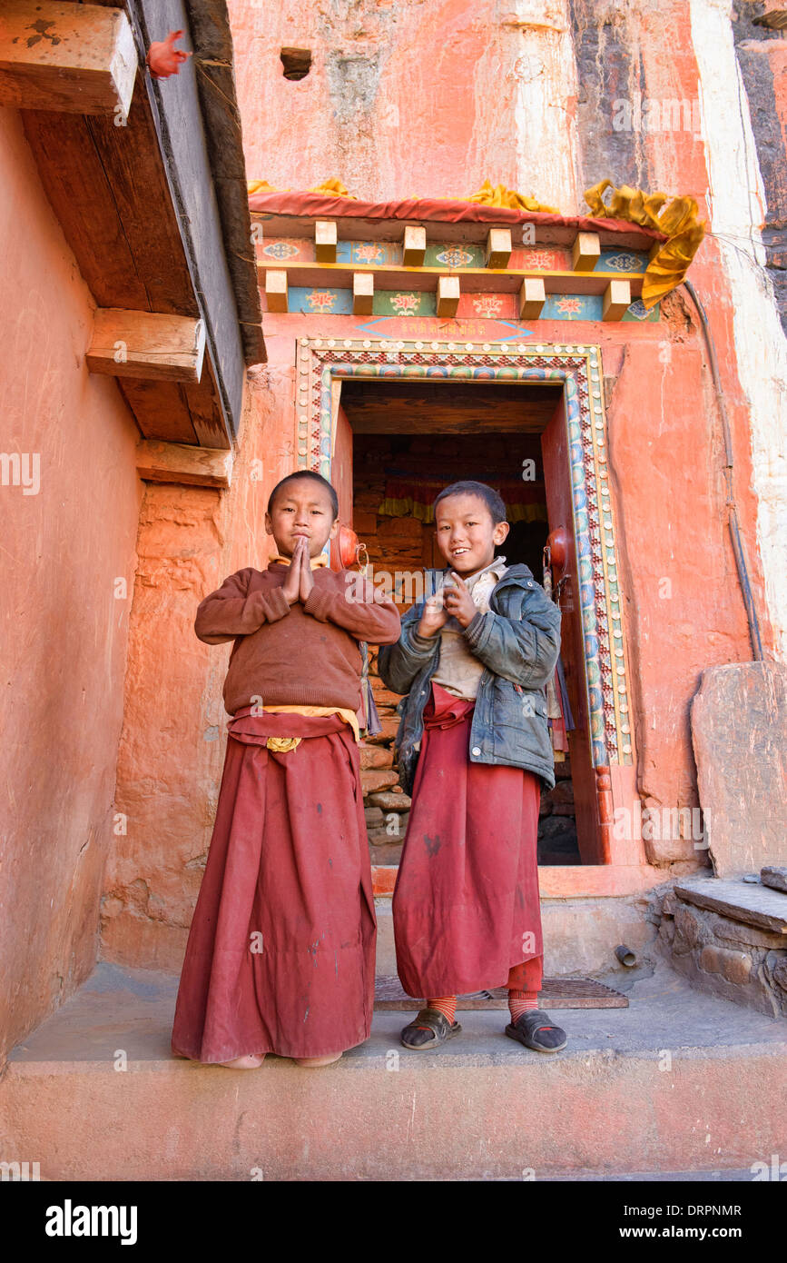 I giovani monaci tibetani nel villaggio di Kagbeni nel regno del Mustang nella regione di Annapurna del Nepal Foto Stock
