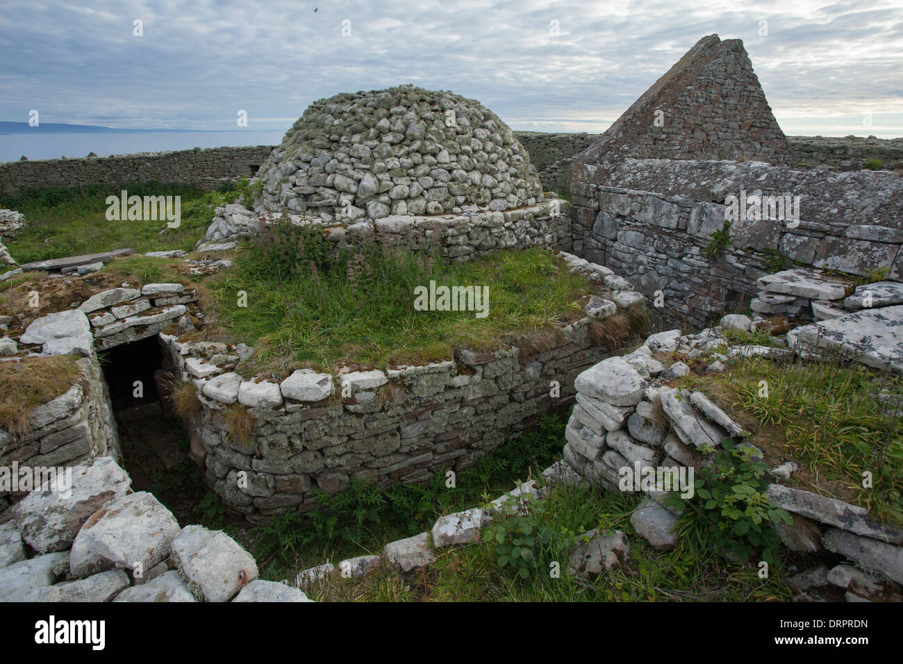 Resti di un sesto secolo il monastero in Inishmurray island, nella contea di Sligo, Irlanda. Foto Stock