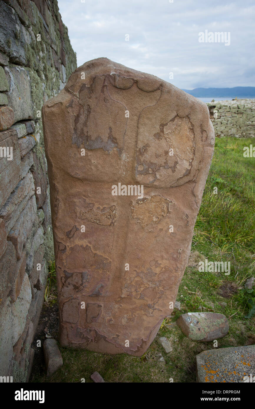 Croce colonne scolpite da un sesto secolo monastero, Inishmurray island, nella contea di Sligo, Irlanda. Foto Stock