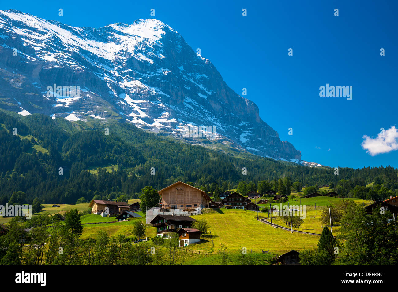 La città di Grindelwald sotto il Monte Eiger North Face nelle Alpi Svizzere nell Oberland Bernese, Svizzera Foto Stock