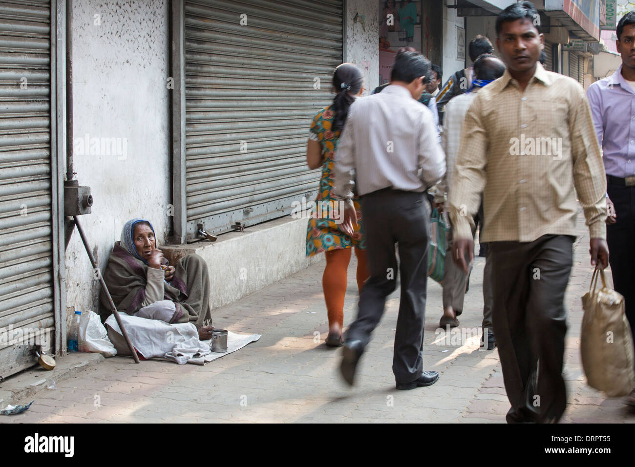 Una donna anziana mendicante per le strade di Calcutta, in India. Foto Stock