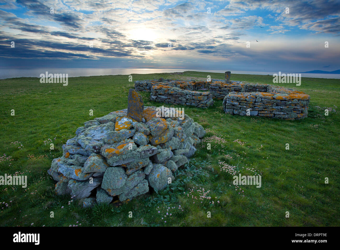 Resti di un sesto secolo il monastero in Inishmurray island, nella contea di Sligo, Irlanda. Foto Stock