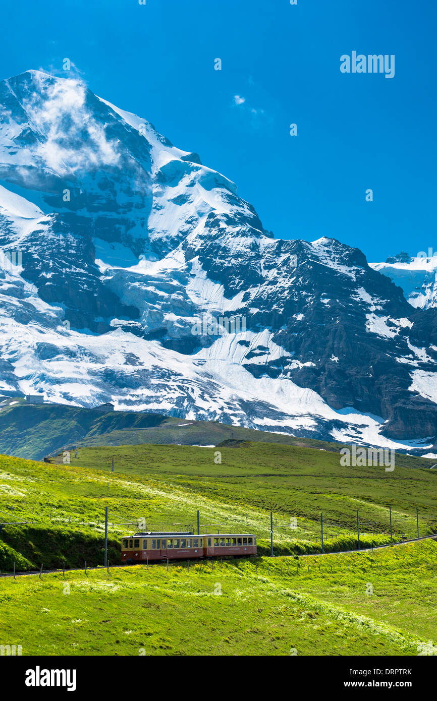 Jungfraubahn funicolare si arrampica fino alla Jungfrau da Kleine Scheidegg nelle Alpi Svizzere nell Oberland Bernese, Svizzera Foto Stock