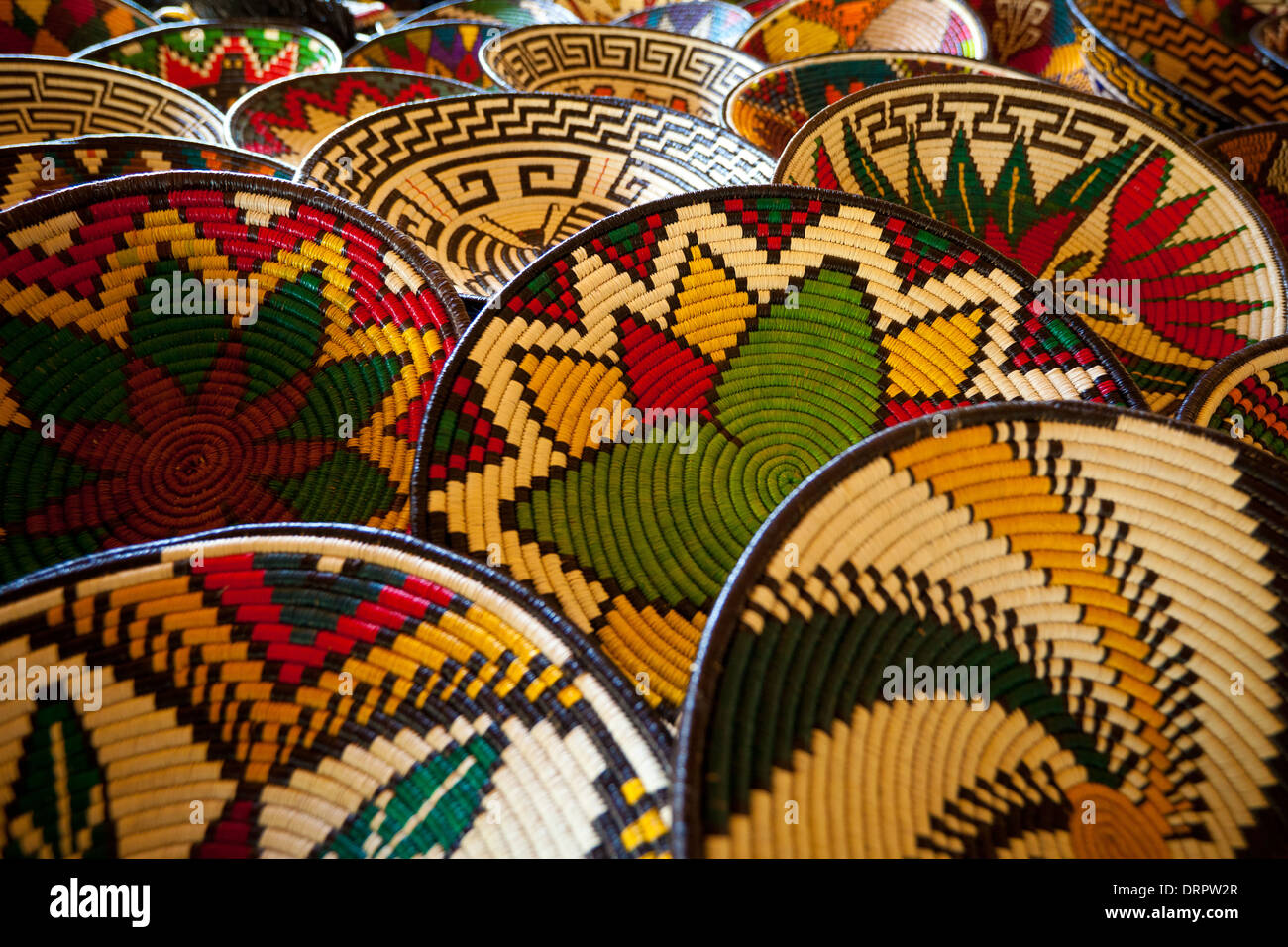 Le piastre colorate fatte da Embera Puru indiani, a Rio Pequeni, Colon/provincia di Panama, Repubblica di Panama. Foto Stock