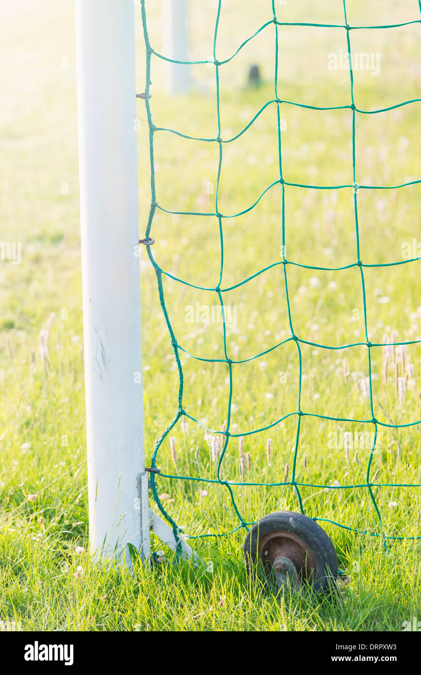 Erba verde e goal post su un campo di calcio Foto Stock