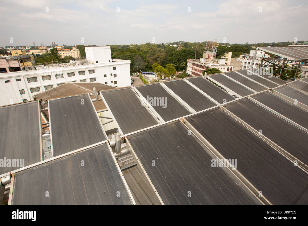 Solar pannelli termici per il riscaldamento di acqua su un tetto di hotel a Mysore, Karnataka, India. Foto Stock