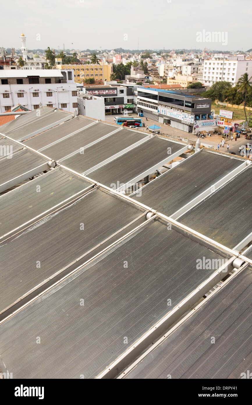 Solar pannelli termici per il riscaldamento di acqua su un tetto di hotel a Mysore, Karnataka, India. Foto Stock