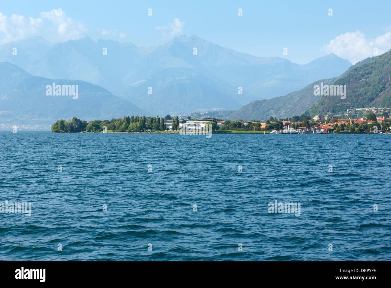 Il lago di Como (Italia) costa estate vista dal bordo nave Foto Stock