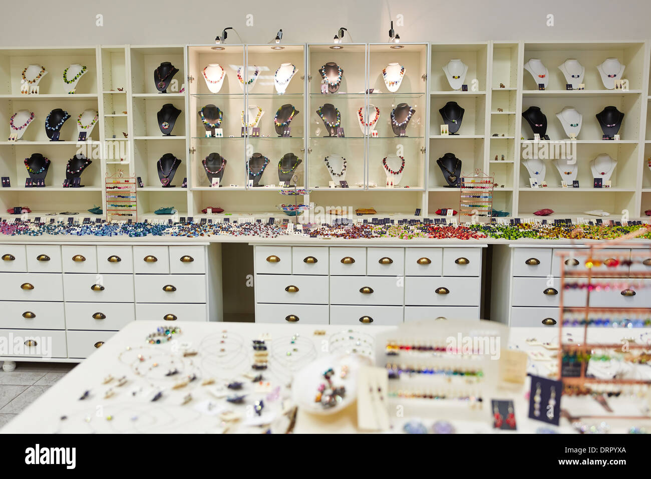 Shop arredamento con diversi gioielli decorazione sul display Foto Stock