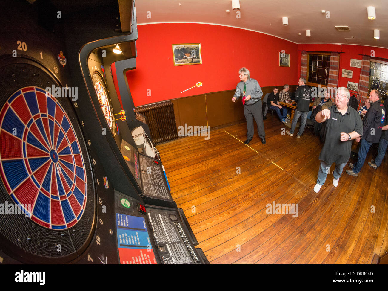 Le freccette sono battenti verso la scheda di dart in un pub. Foto Stock