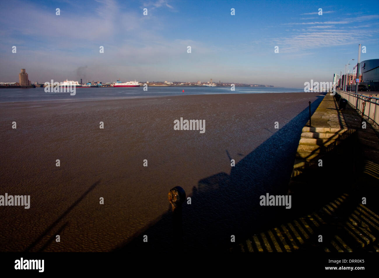 Fiume Mersey a Liverpool con la bassa marea Foto Stock