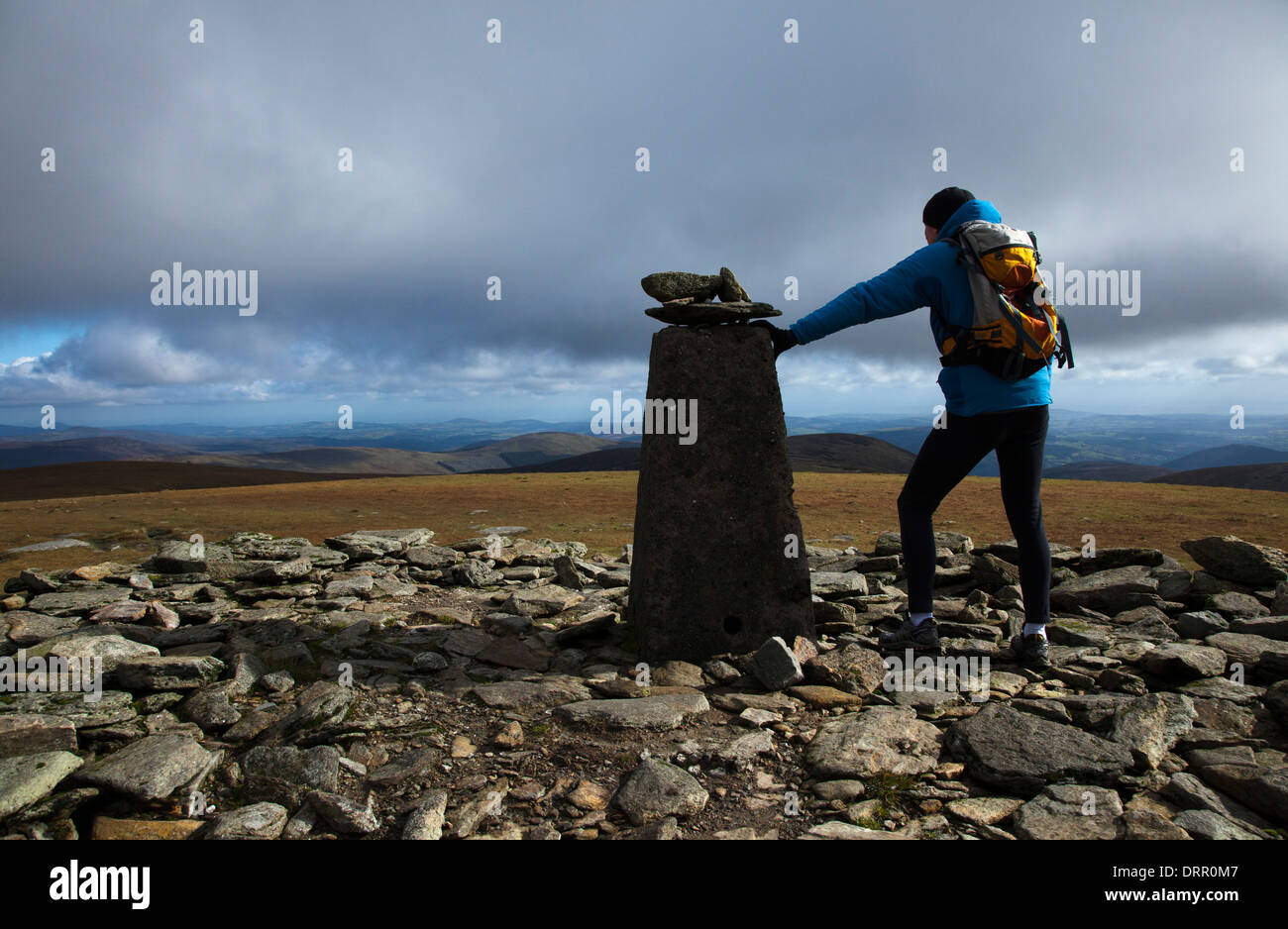 Walker al vertice di Lugnaquilla (925m), Wicklow Mountains, County Wicklow, Irlanda. Foto Stock