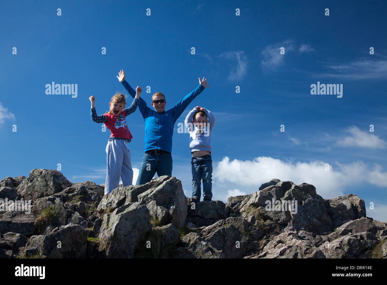 Famiglia di walkers a 501m il vertice di grande Sugar Loaf, Wicklow Mountains, County Wicklow, Irlanda. Foto Stock
