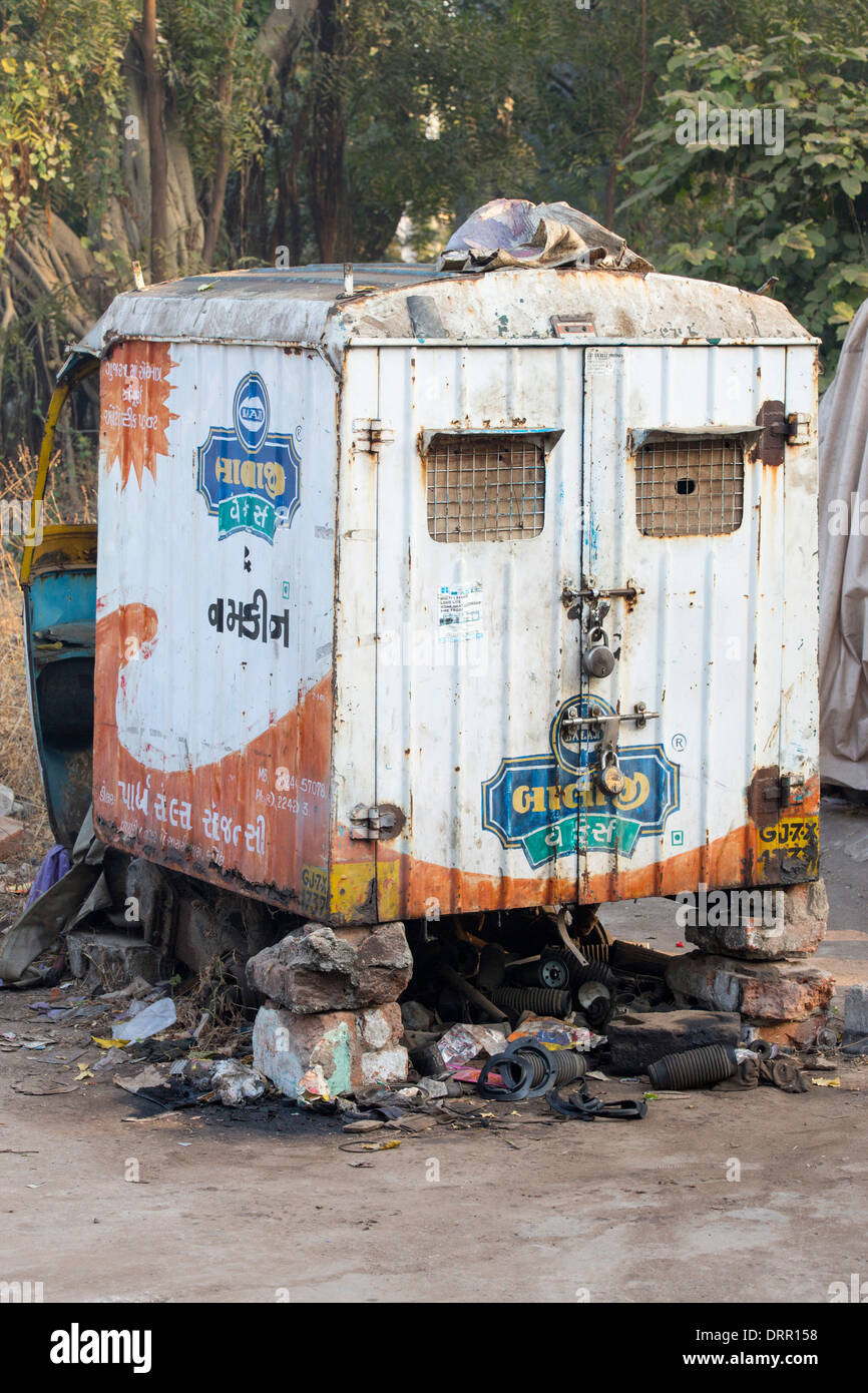 Un vecchio veicolo utilizzato come una casa in Ahmedabad, India; Foto Stock