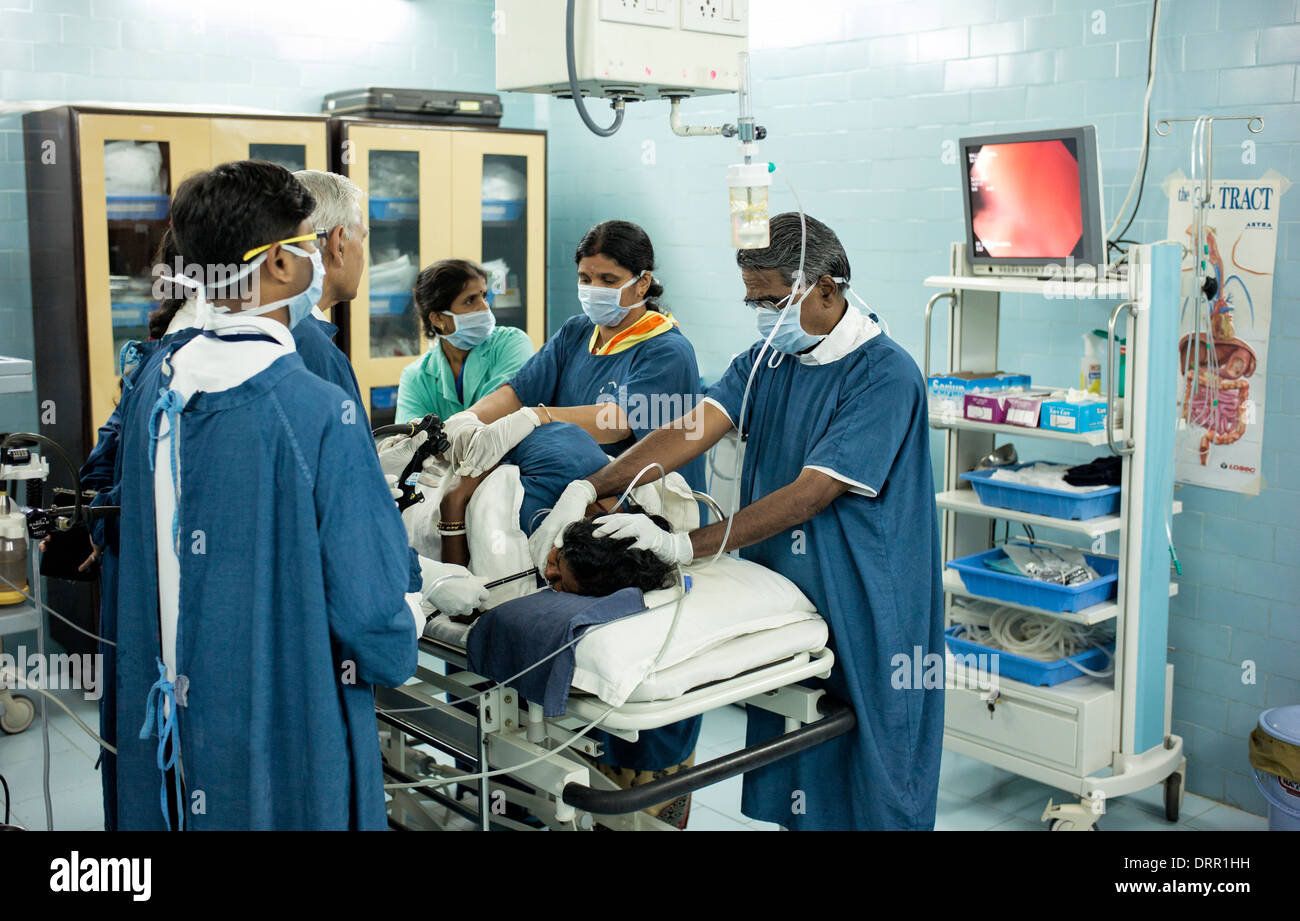 Gastroenterologo eseguendo GI Endoscopia procedura nel Super Speciality hospital. Puttaparthi, Andhra Pradesh, India Foto Stock