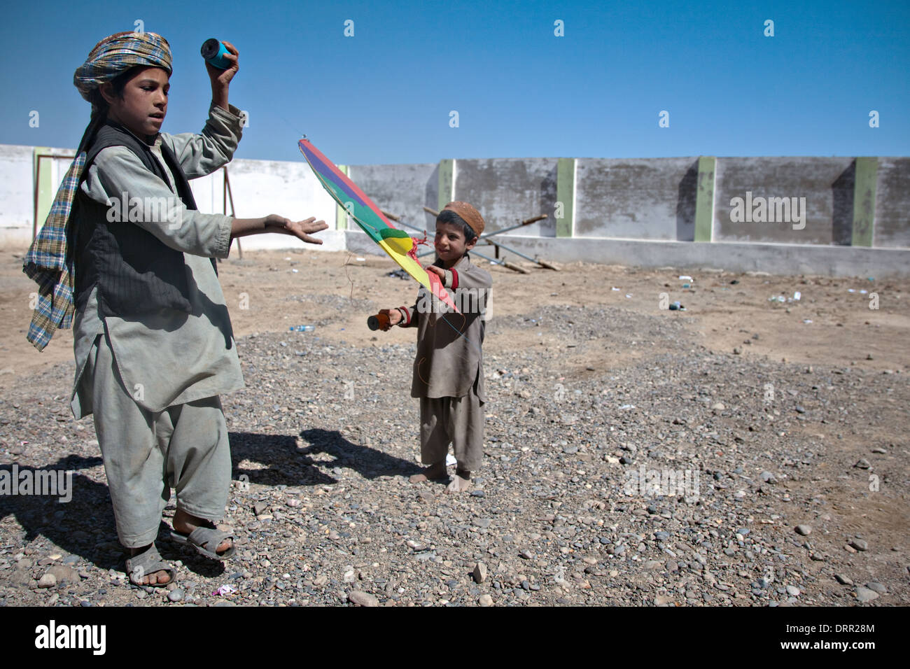 Bambini afgani volare Kites Febbraio 29, 2012 in Kolk, provincia di Kandahar, Afghanistan. Foto Stock