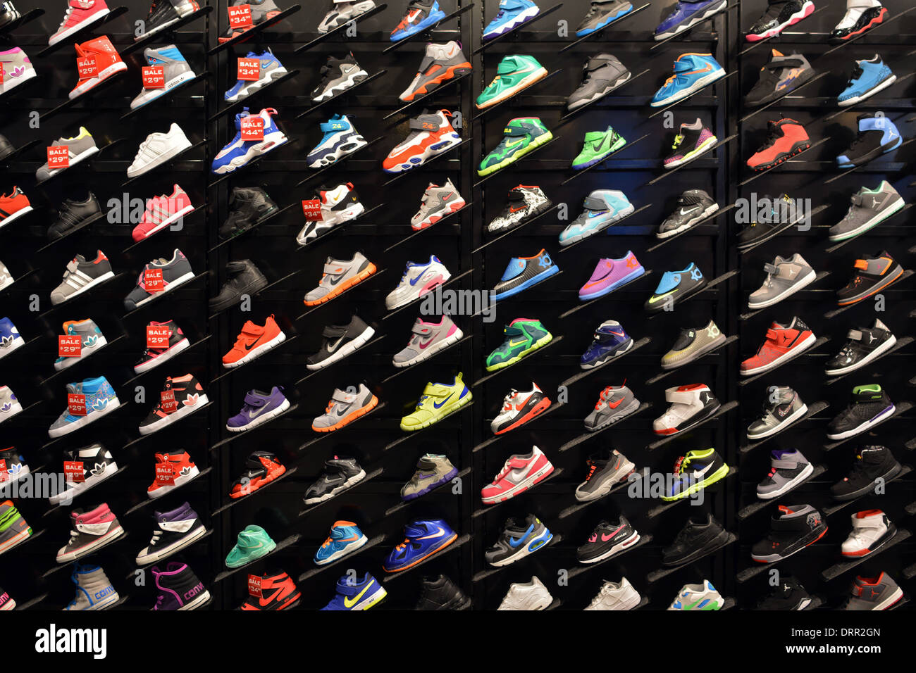 Display a colori di uomini scarpe da ginnastica a Foot Locker negozio di articoli sportivi, Roosevelt Field Mall, Garden City, Long Island Foto Stock