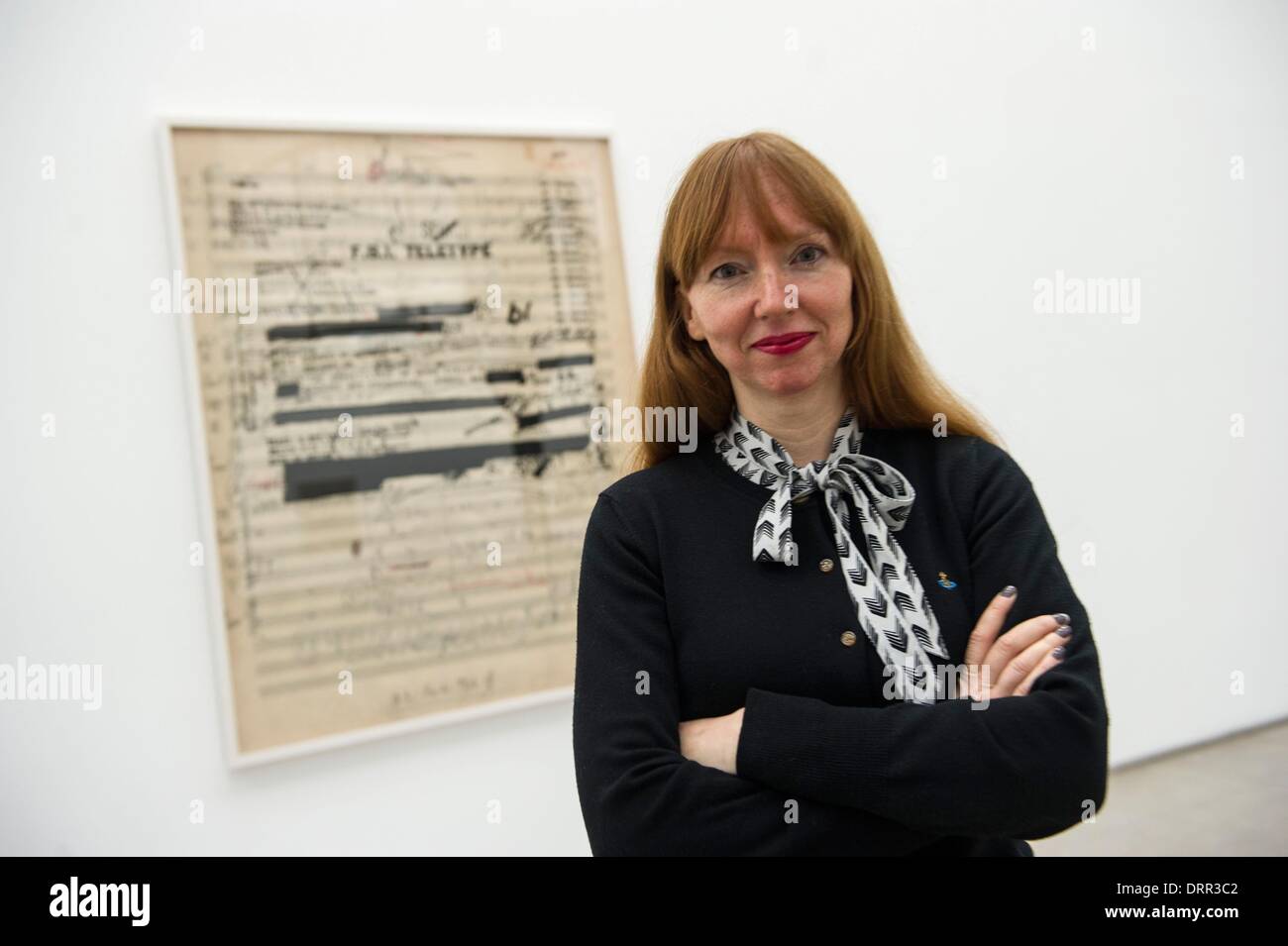 Berlino, Germania. 31 gennaio, 2014. Artista Susan Philipsz sorge in un grande foglio di musica del compositore Hanns Eisler che è stato ricoperto con un FBI file al Hamburger Bahnhof a Berlino, Germania, 31 gennaio 2014. Essa è parte del suono installazione dell'artista Philipsz. L'installazione sarà aperto il 01 febbraio 2014. Foto: PAOLO ZINKEN/dpa/Alamy Live News Foto Stock