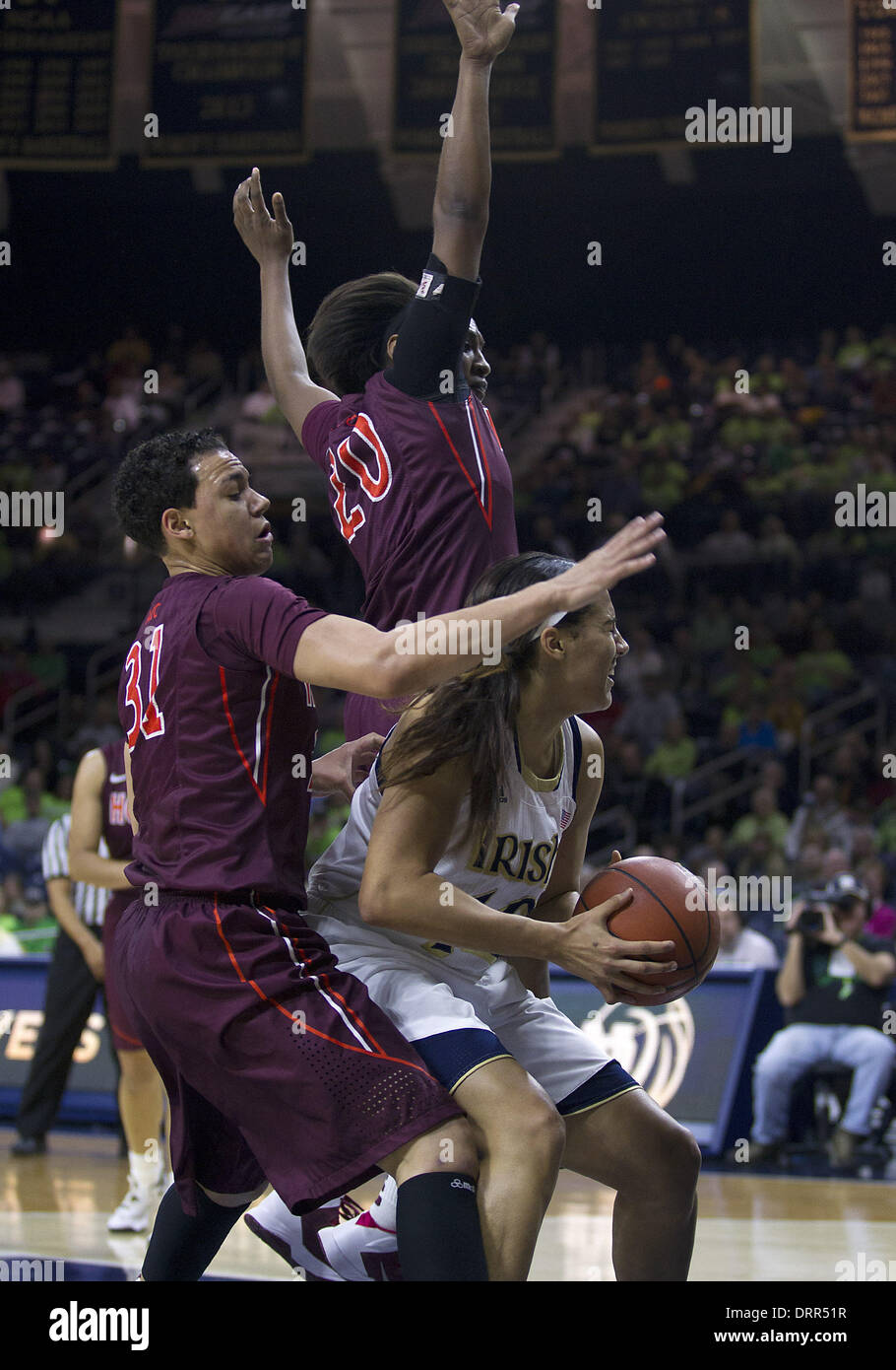 South Bend, Indiana, Stati Uniti d'America. 30 gen 2014. 30 gennaio 2014: la Cattedrale di Notre Dame in avanti Taya Reimer (12) va per un colpo come Virginia Tech giocatori difendere durante il NCAA Basket azione di gioco tra la cattedrale di Notre Dame Fighting Irish e il Virginia Tech Hokies a Purcell padiglione presso il centro di Joyce in South Bend, Indiana. Notre Dame sconfitto Virginia Tech 74-48. Credito: csm/Alamy Live News Foto Stock