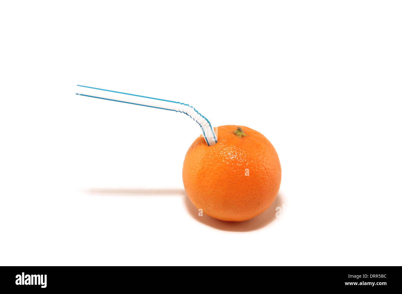 Il mandarino con paglia su sfondo bianco Foto Stock