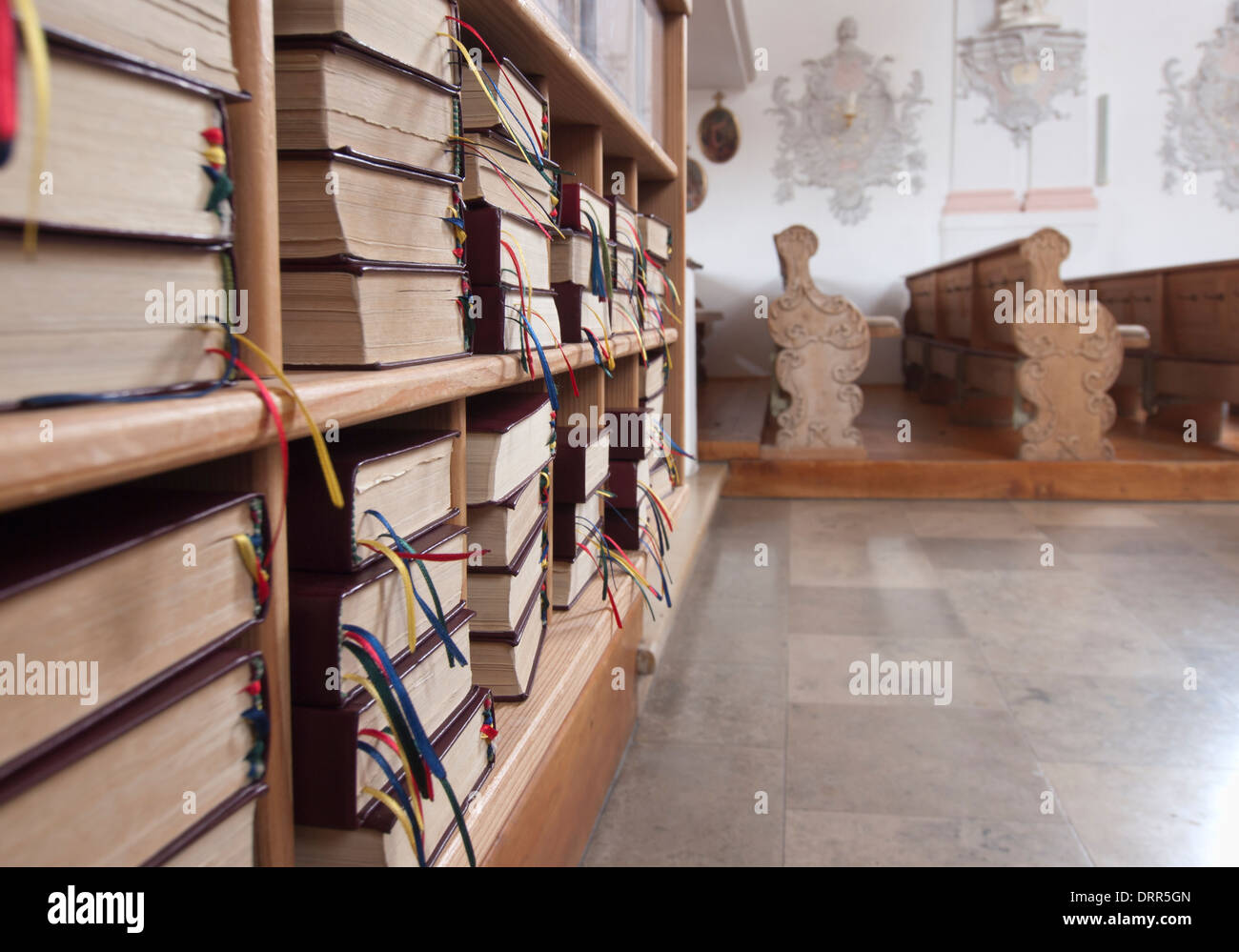 Scaffale con inno-libri in un vuoto che la Chiesa cattolica in Baviera (Germania) . Foto Stock