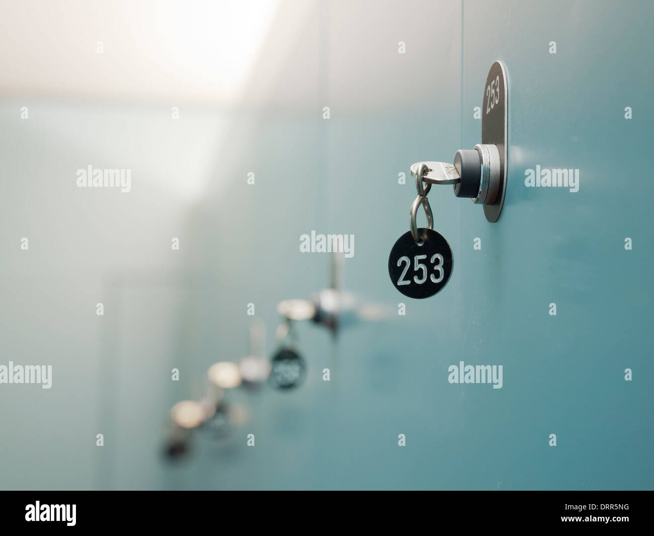 Molti gli armadietti con chiavi su Locker room Foto stock - Alamy