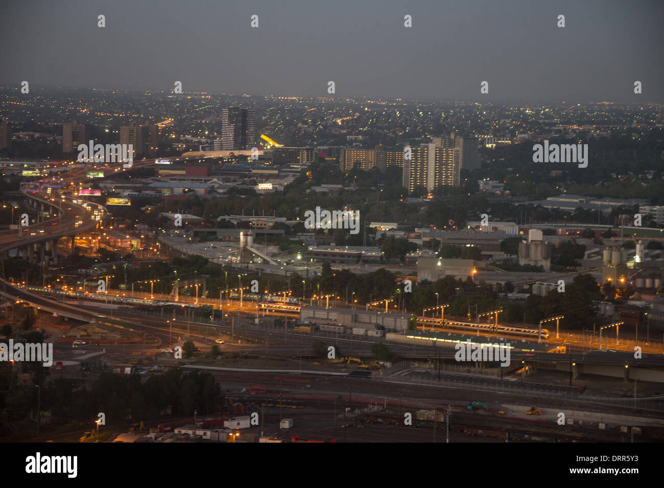 Vista della città con il treno e banchine in primo piano e sobborghi occidentali nella distanza dal Melbourne Star è una ruota panoramica gigante nella città del litorale precinct nell'area dei Docklands di Melbourne, la capitale dello stato di Victoria, Australia Foto Stock