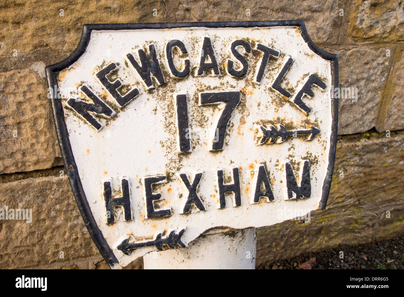Un vecchio cartello stradale in Corbridge, Northumberland, Regno Unito. Foto Stock