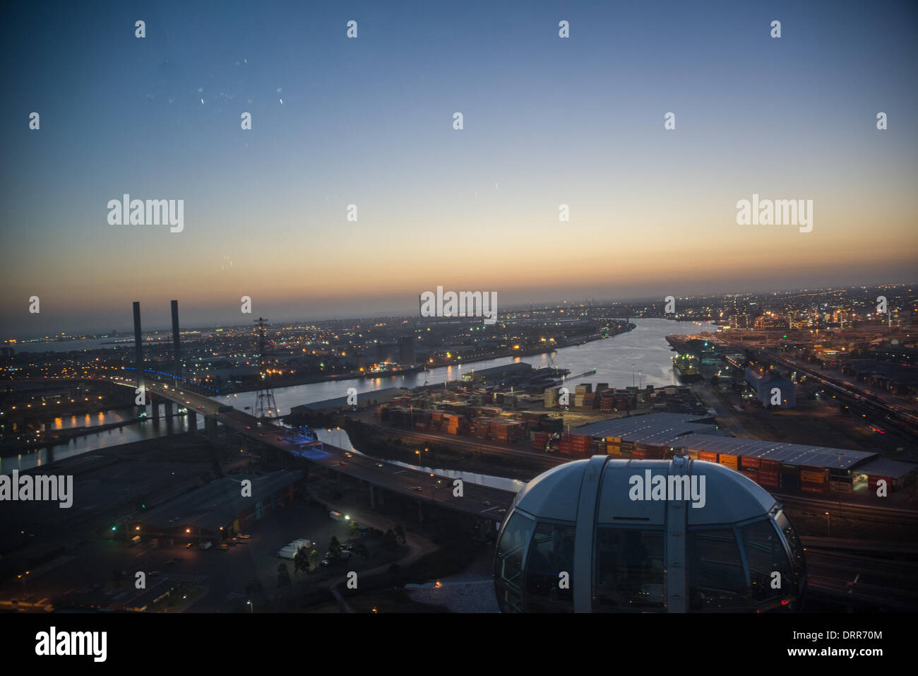 Vista del Fiume Yarra e il Ponte Bolte skyline di notte dalla Melbourne Star è una ruota panoramica gigante nella città del litorale precinct nell'area dei Docklands di Melbourne, la capitale dello stato di Victoria, Australia. Foto Stock