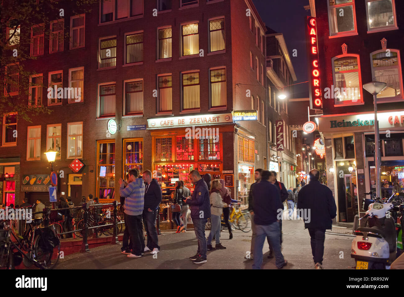 Vivace Quartiere a Luci Rosse di notte in Olanda, Amsterdam, Paesi Bassi. Foto Stock