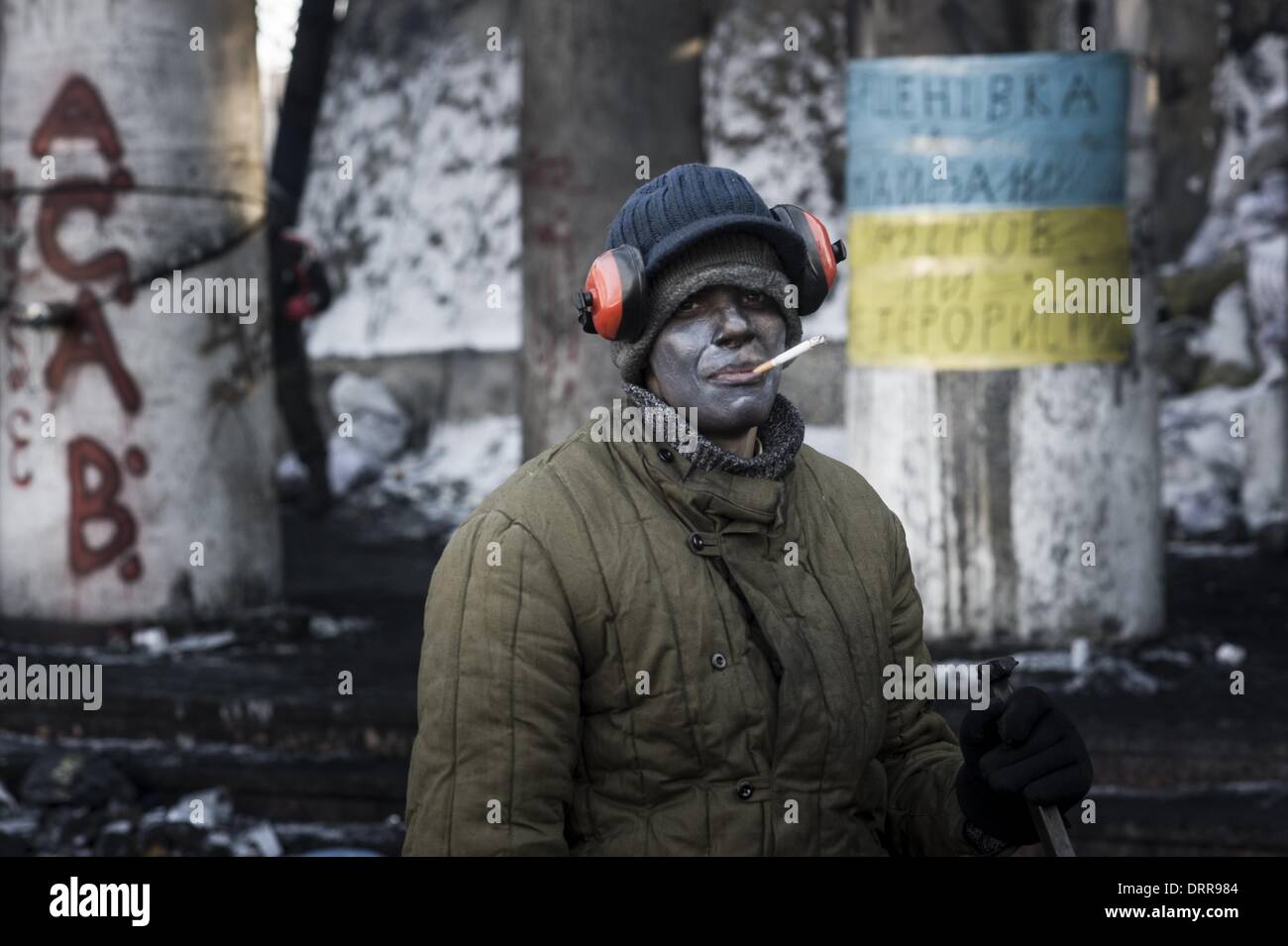 Kiev, Ucraina. 31 gennaio, 2014. Kiev, 31/01/2014 - La crisi politica peggiora in Ucraina. L'esercito ucraino esorta il presidente, Victor Yanukovich e a intervenire per ristabilire la calma e a preservare l'integrità territoriale del paese. Nella foto di un manifestante fuma una sigaretta a barricate in Grushevski street. Credito: Luca Piergiovanni/NurPhoto/ZUMAPRESS.com/Alamy Live News Foto Stock