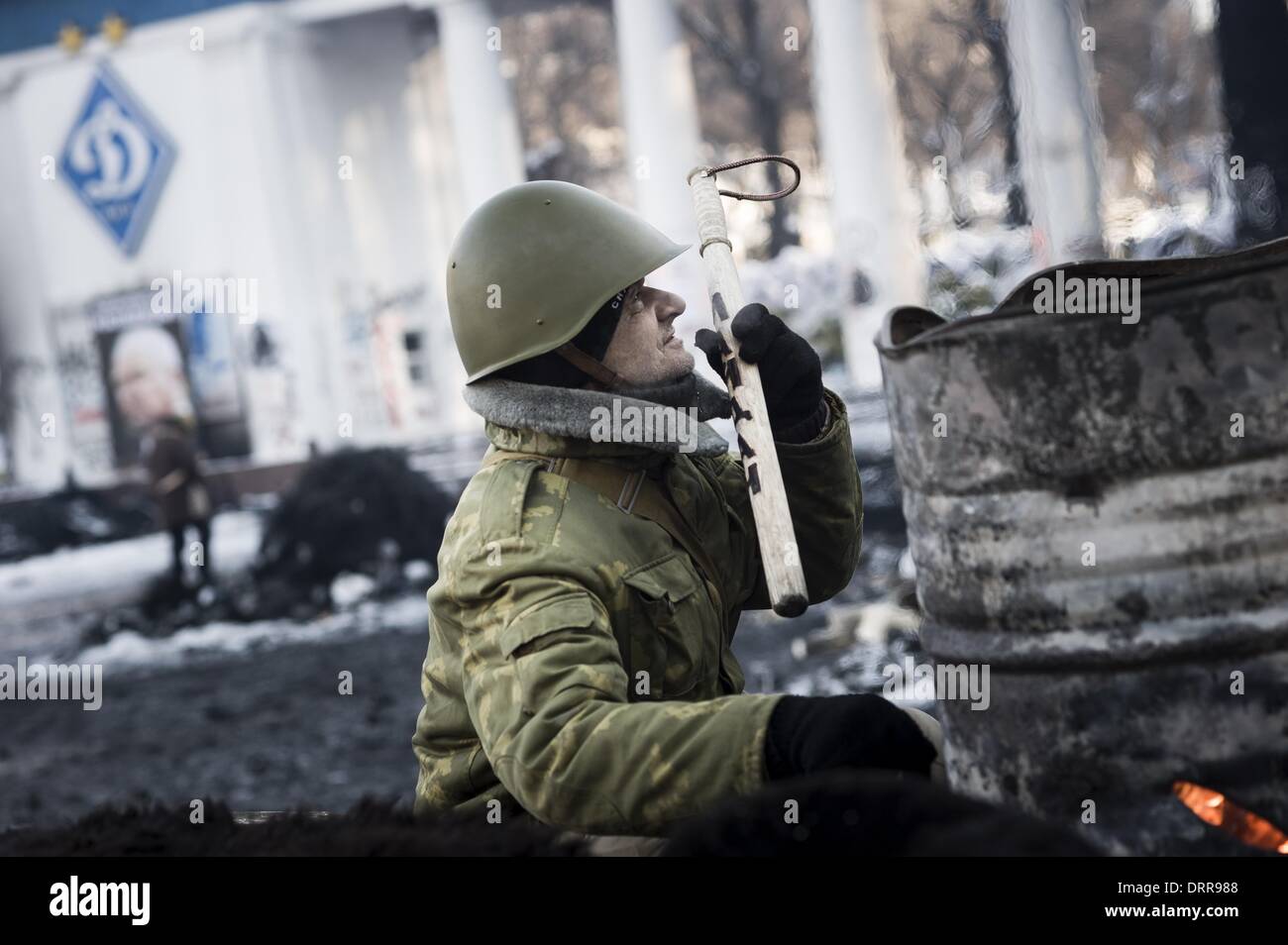 Kiev, Ucraina. 31 gennaio, 2014. Kiev, 31/01/2014 - La crisi politica peggiora in Ucraina. L'esercito ucraino esorta il presidente, Victor Yanukovich e a intervenire per ristabilire la calma e a preservare l'integrità territoriale del paese. Nella foto un sostenitore di opposizione detiene un bastone a barricate in Grushevski street. Credito: Luca Piergiovanni/NurPhoto/ZUMAPRESS.com/Alamy Live News Foto Stock