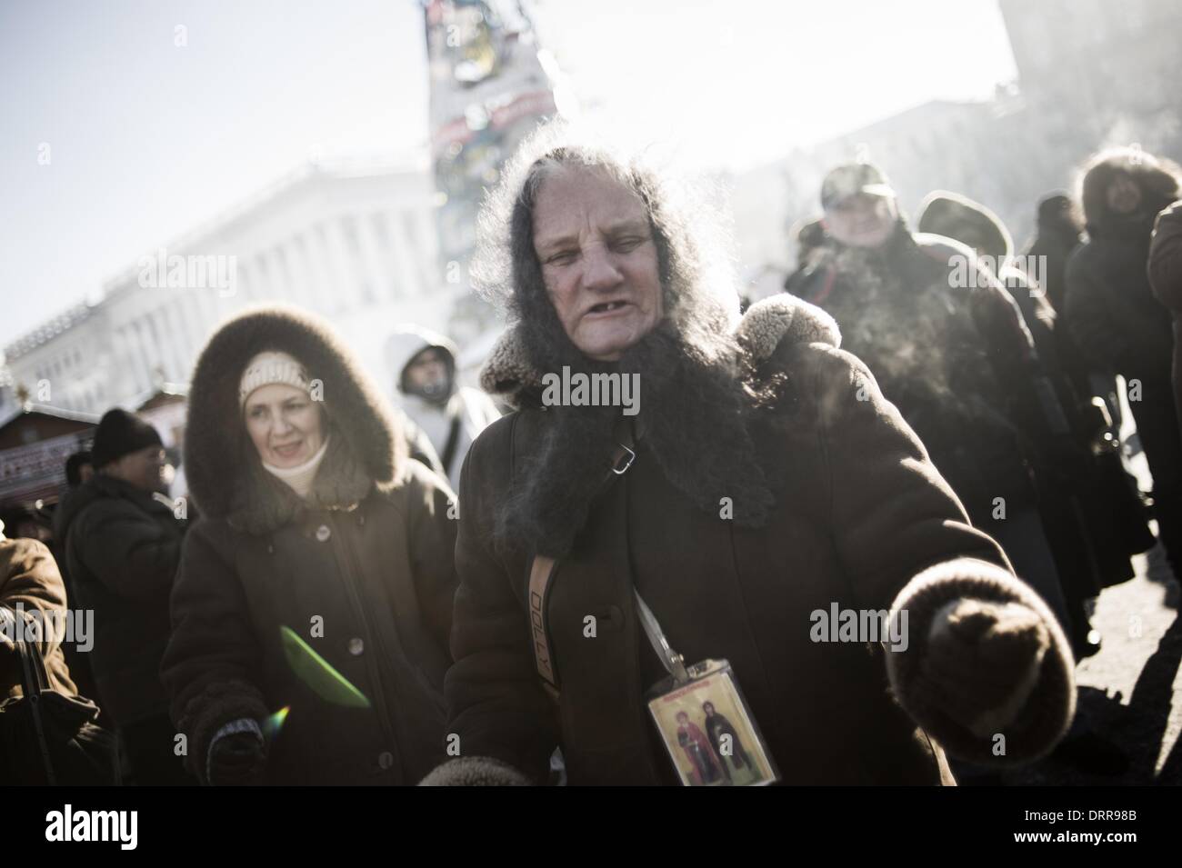 Kiev, Ucraina. 31 gennaio, 2014. La crisi politica che peggiora in Ucraina. L'esercito ucraino esorta il presidente, Victor Yanukovich e a intervenire per ristabilire la calma e a preservare l'integrità territoriale del paese. Nella foto un sostenitore di opposizione canta una canzone patriottica in piazza Indipendenza. Credito: Luca Piergiovanni/NurPhoto/ZUMAPRESS.com/Alamy Live News Foto Stock
