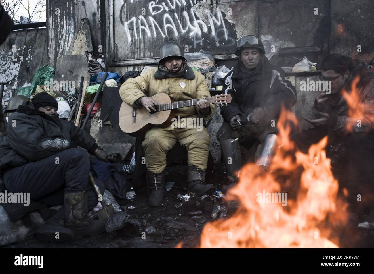 Kiev, Ucraina. 31 gennaio, 2014. La crisi politica che peggiora in Ucraina. L'esercito ucraino esorta il presidente, Victor Yanukovich e a intervenire per ristabilire la calma e a preservare l'integrità territoriale del paese. Nella foto di un manifestante suona la chitarra a barricate in Grushevski street. Credito: Luca Piergiovanni/NurPhoto/ZUMAPRESS.com/Alamy Live News Foto Stock
